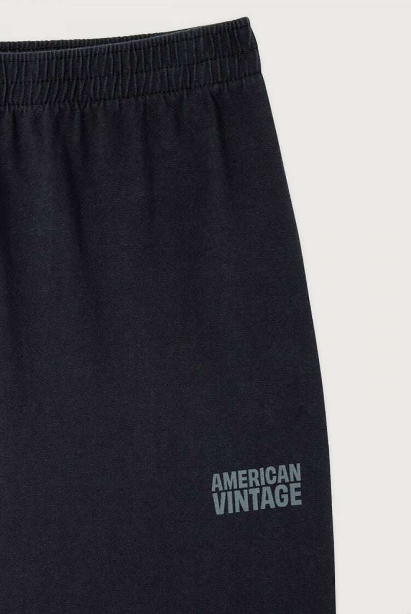 Luźne, długie spodnie dresowe GIX05 Noir American Vintage z elastyczną talią i prostymi nogawkami. Mają bardzo obszerny krój. Z przodu posiadają nadruk z logo marki. Wykonane z gładkiej, grubej, szczotkowanej bawełny, która jest bardzo przyjemna w dotyku.
-Luźny fason
-Elastyczna talia
-Nadruk z logo American Vintage