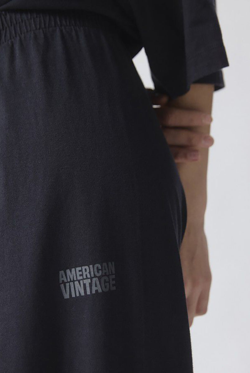 Luźne, długie spodnie dresowe GIX05 Noir American Vintage z elastyczną talią i prostymi nogawkami. Mają bardzo obszerny krój. Z przodu posiadają nadruk z logo marki. Wykonane z gładkiej, grubej, szczotkowanej bawełny, która jest bardzo przyjemna w dotyku.
-Luźny fason
-Elastyczna talia
-Nadruk z logo American Vintage