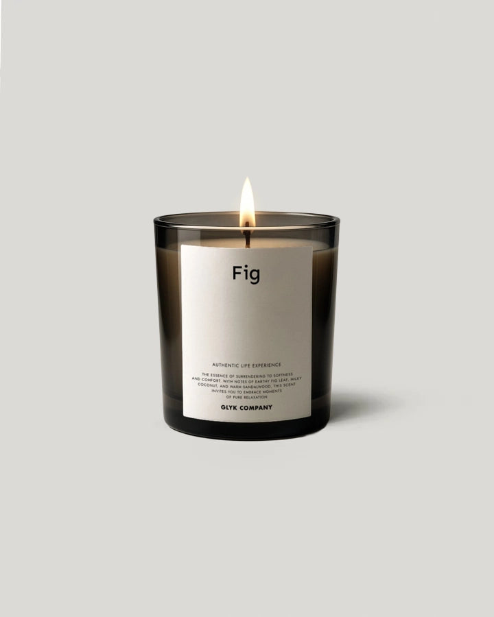 Świeca zapachowa wykonana z naturalnego, sojowego wosku i certyfikowanych olejków zapachowych. W zapachu Fig znajdziesz nuty liści figowych, figi, kokosa, róży, fiołka, cedru i drzewa sandałowego. Jej czas palenia to ok. 40 godzin.