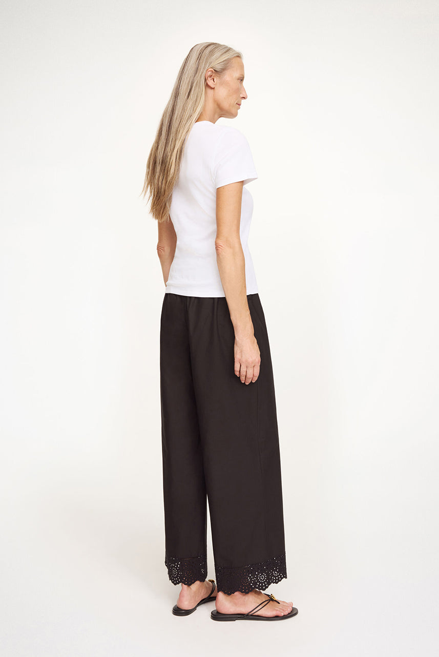 Eleganckie, lekkie spodnie Gretana Black By Malene Birger z dopasowaną gumką w pasie i szerokimi nogawkami. Dół nogawek zdobią delikatne hafty angielskie dodające subtelnego, kobiecego charakteru. Wykonane z bawełny organicznej. Idealnie sprawdzą się do casualowych stylizacji.
-Luźny krój
-Delikatne hafty angielskie
-Zamów spodnie w rozmiarze, który zazwyczaj nosisz