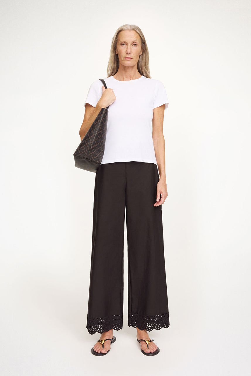 Eleganckie, lekkie spodnie Gretana Black By Malene Birger z dopasowaną gumką w pasie i szerokimi nogawkami. Dół nogawek zdobią delikatne hafty angielskie dodające subtelnego, kobiecego charakteru. Wykonane z bawełny organicznej. Idealnie sprawdzą się do casualowych stylizacji.
-Luźny krój
-Delikatne hafty angielskie
-Zamów spodnie w rozmiarze, który zazwyczaj nosisz