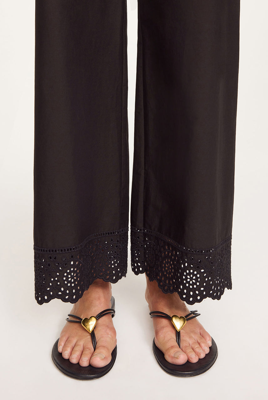 Eleganckie, lekkie spodnie Gretana Black By Malene Birger z dopasowaną gumką w pasie i szerokimi nogawkami. Dół nogawek zdobią delikatne hafty angielskie dodające subtelnego, kobiecego charakteru. Wykonane z bawełny organicznej. Idealnie sprawdzą się do casualowych stylizacji.
-Luźny krój
-Delikatne hafty angielskie
-Zamów spodnie w rozmiarze, który zazwyczaj nosisz