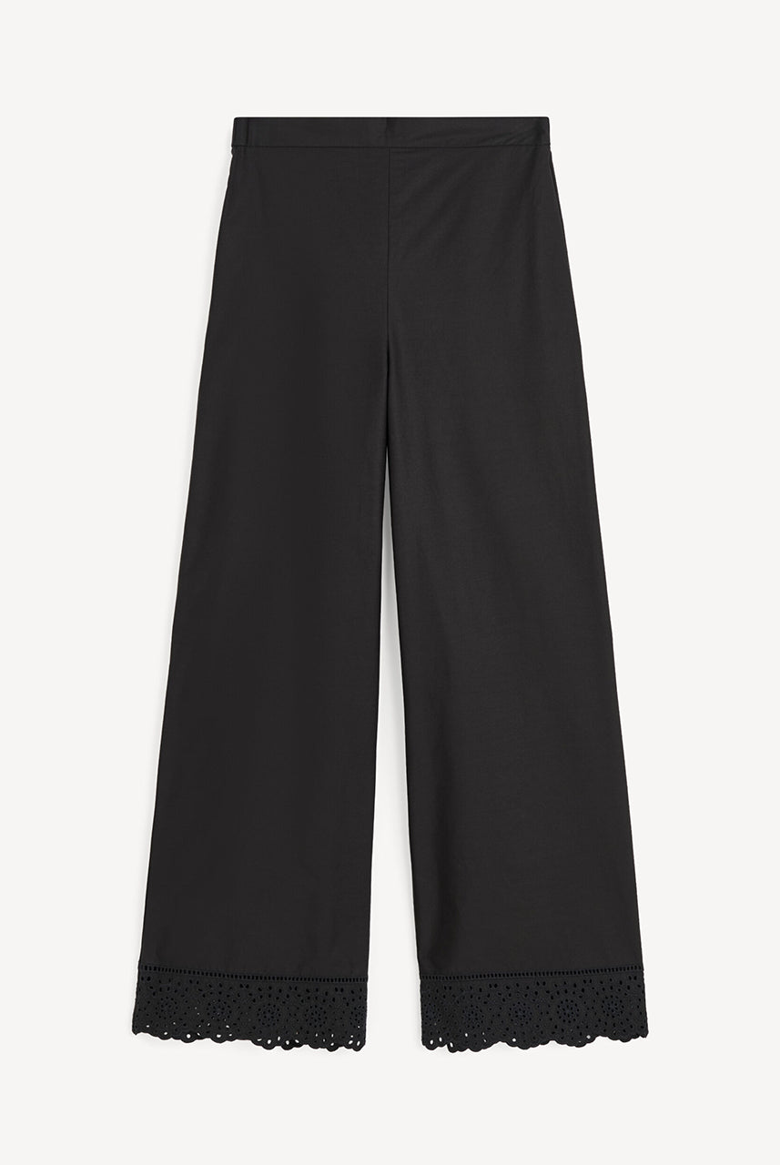 Eleganckie, lekkie spodnie Gretana Black By Malene Birger z dopasowaną gumką w pasie i szerokimi nogawkami. Dół nogawek zdobią delikatne hafty angielskie dodające subtelnego, kobiecego charakteru. Wykonane z bawełny organicznej. Idealnie sprawdzą się do casualowych stylizacji.
-Luźny krój
-Delikatne hafty angielskie
-Zamów spodnie w rozmiarze, który zazwyczaj nosisz