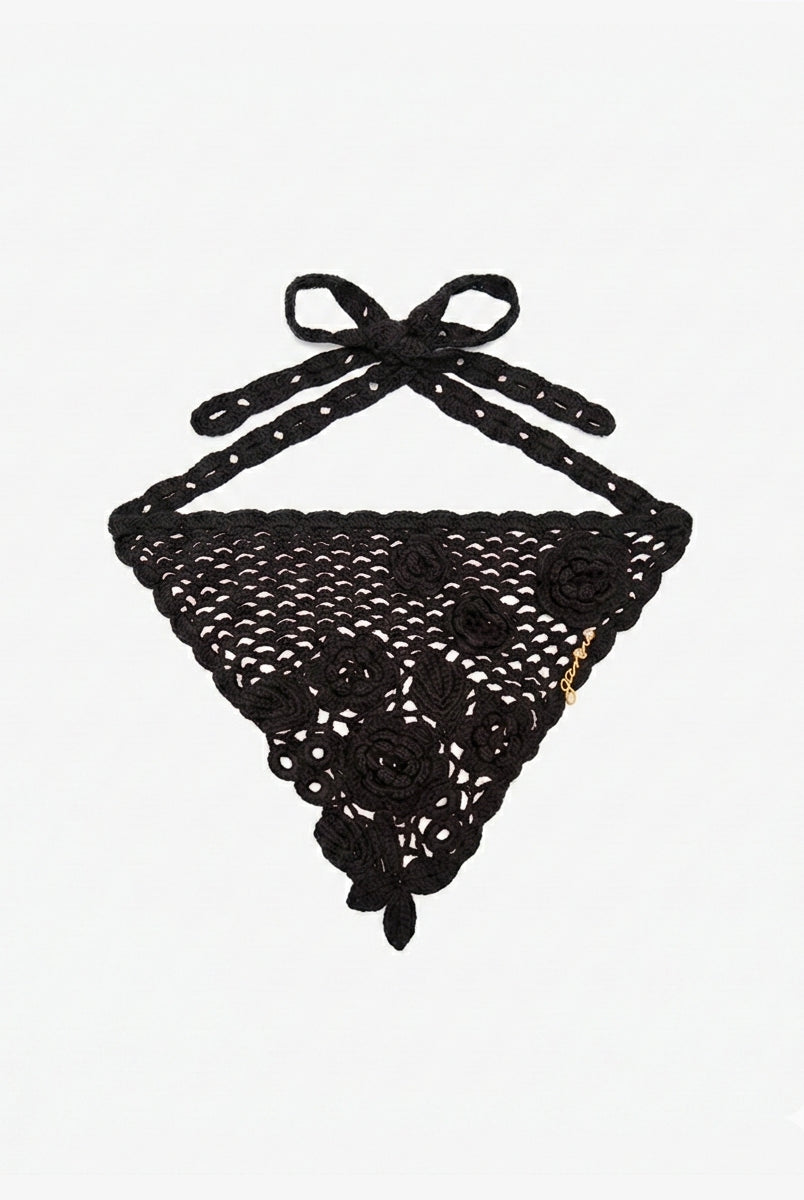 Haftowana chusta na głowę Cotton Crochet Black marki GANNI w pięknym, czerwonym kolorze, z kwiatami i logo marki. Wykonana z bawełny organicznej.
