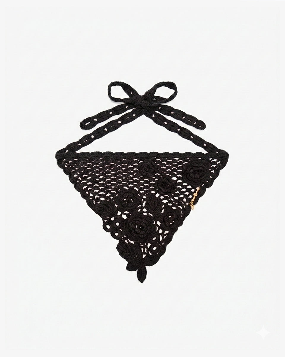 Haftowana chusta na głowę Cotton Crochet Black marki GANNI w pięknym, czerwonym kolorze, z kwiatami i logo marki. Wykonana z bawełny organicznej.