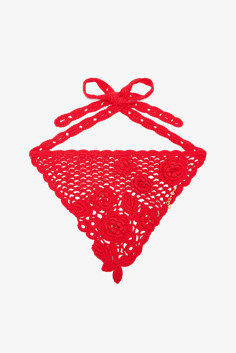 Haftowana chusta na głowę Cotton Crochet Goji Berry marki GANNI w pięknym, czerwonym kolorze, z kwiatami i logo marki. Wykonana z bawełny organicznej.
