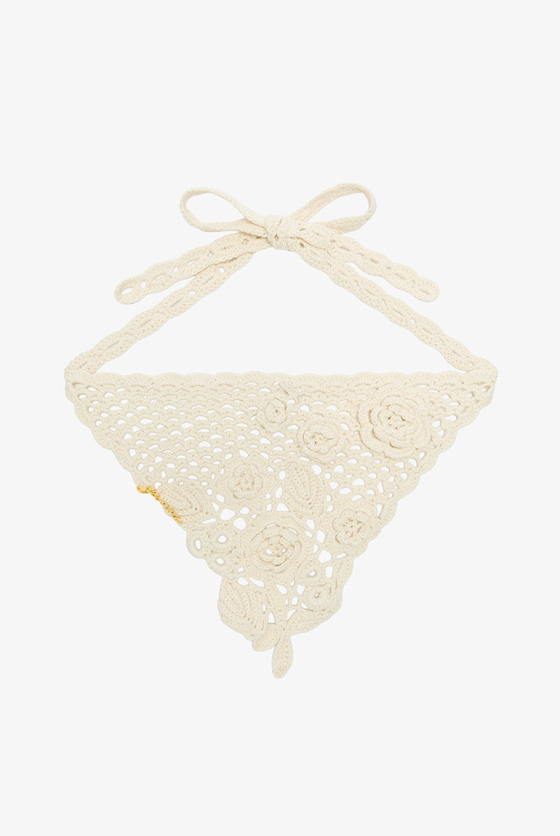 Haftowana chusta na głowę Cotton Crochet Egret marki GANNI z kwiatami i logo marki. Wykonana z bawełny organicznej.