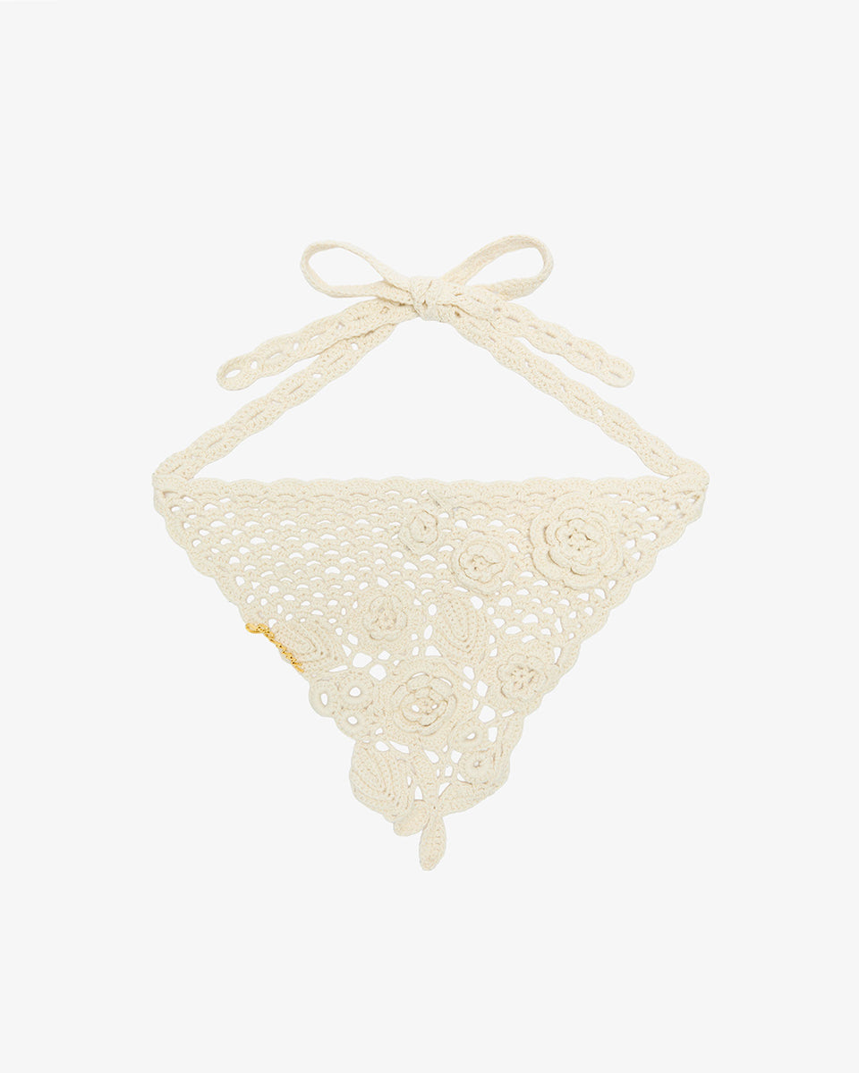 Haftowana chusta na głowę Cotton Crochet Egret marki GANNI z kwiatami i logo marki. Wykonana z bawełny organicznej.