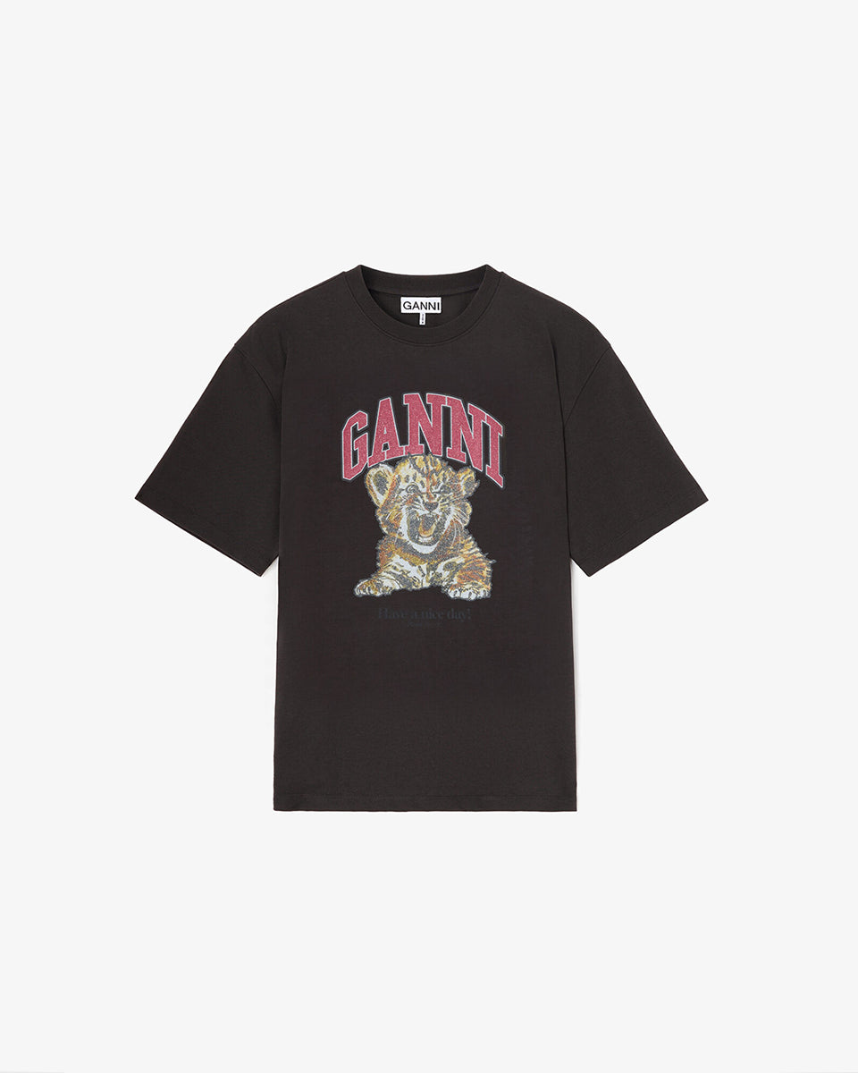 Oversizowy, ciemnoszary, bawełniany T-shirt Tiger Caviar GANNI Phantom z okrągłym dekoltem i krótkim, szerokim rękawem. Z przodu posiada kryształkową grafikę tygrysa oraz kryształkowe logo GANNI. Wykonany z grubej i miękkiej bawełny organicznej. Idealny z jeansami lub spódnicą.
-100% bawełna organiczna
-Fason OVERSIZE - jeśli chcesz uzyskać oversizowy efekt zamów koszulkę w swoim standardowym rozmiarze. Jeśli chcesz żeby był luźny, ale nieco bardziej przylegający - zamów go w mniejszym rozmiarze