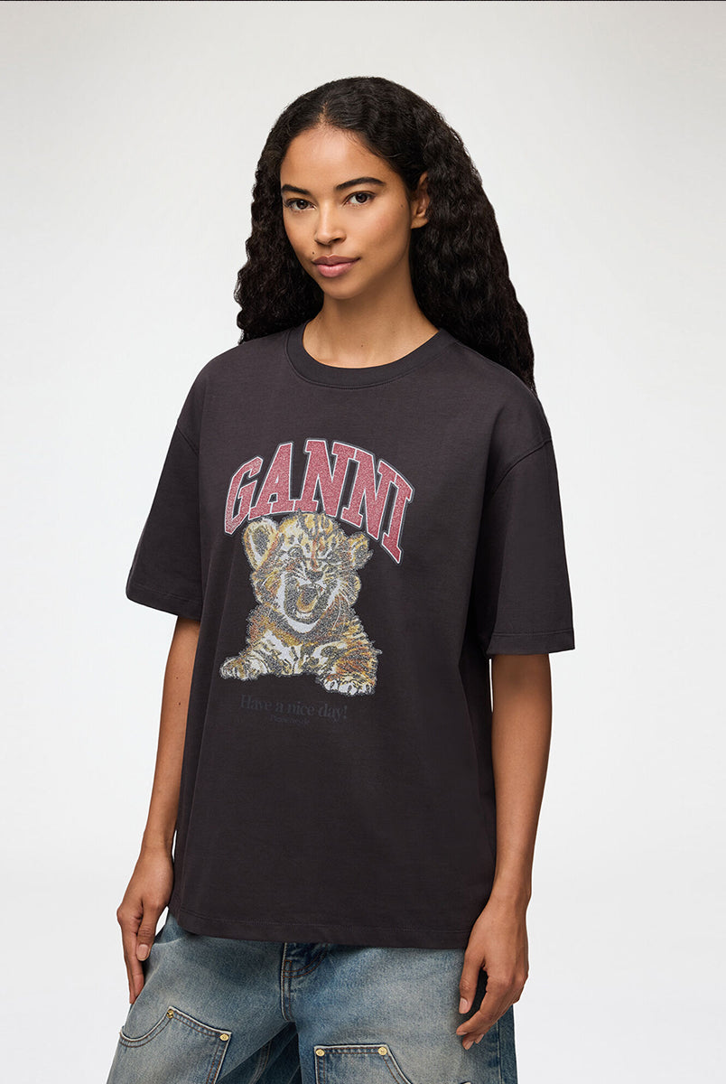 Oversizowy, ciemnoszary, bawełniany T-shirt Tiger Caviar GANNI Phantom z okrągłym dekoltem i krótkim, szerokim rękawem. Z przodu posiada kryształkową grafikę tygrysa oraz kryształkowe logo GANNI. Wykonany z grubej i miękkiej bawełny organicznej. Idealny z jeansami lub spódnicą.
-100% bawełna organiczna
-Fason OVERSIZE - jeśli chcesz uzyskać oversizowy efekt zamów koszulkę w swoim standardowym rozmiarze. Jeśli chcesz żeby był luźny, ale nieco bardziej przylegający - zamów go w mniejszym rozmiarze