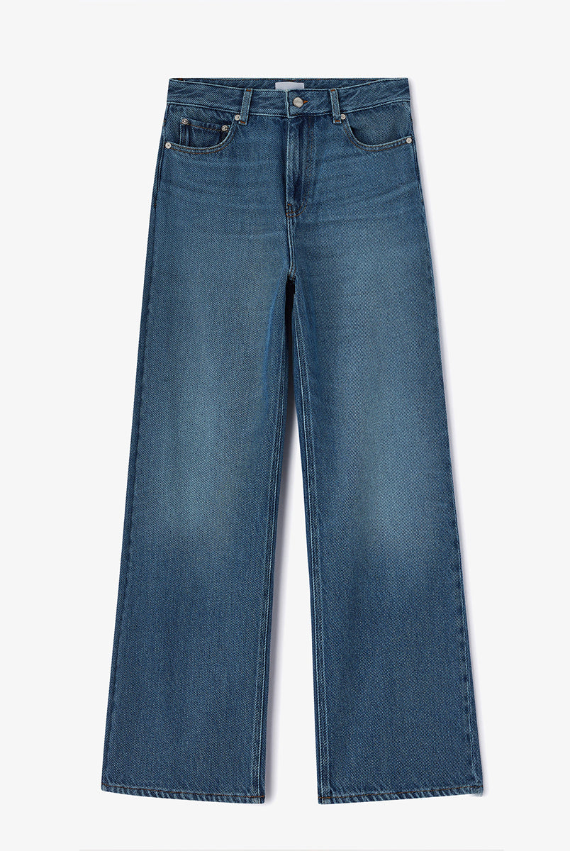 Luźne, klasyczne jeansy z przetarciami Heavy Denim Izey Dark Blue marki GANNI z wysokim stanem i długimi, szerokimi nogawkami. Spodnie mają bardzo obszerny krój na całej długości, co nadaje sylwetce oversizowy charakter. Posiadają 5 kieszeni. Wykonane z bawełny organicznej.
-Klasyczny denim
-Luźny krój
-Wysoki stan
-Zamów w rozmiarze, który nosisz zazwyczaj