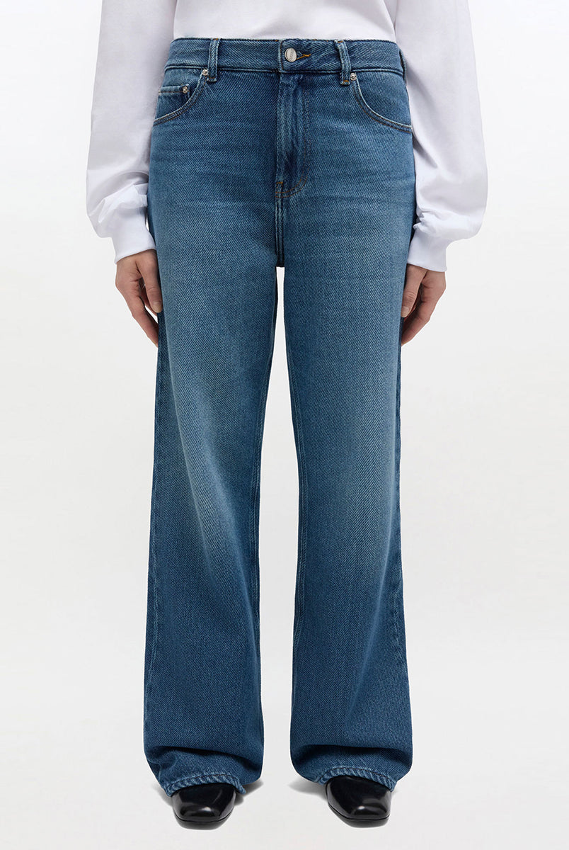 Luźne, klasyczne jeansy z przetarciami Heavy Denim Izey Dark Blue marki GANNI z wysokim stanem i długimi, szerokimi nogawkami. Spodnie mają bardzo obszerny krój na całej długości, co nadaje sylwetce oversizowy charakter. Posiadają 5 kieszeni. Wykonane z bawełny organicznej.
-Klasyczny denim
-Luźny krój
-Wysoki stan
-Zamów w rozmiarze, który nosisz zazwyczaj