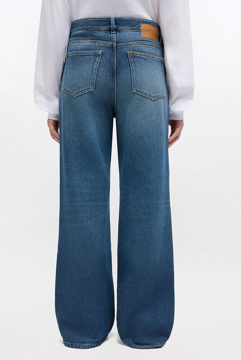 Luźne, klasyczne jeansy z przetarciami Heavy Denim Izey Dark Blue marki GANNI z wysokim stanem i długimi, szerokimi nogawkami. Spodnie mają bardzo obszerny krój na całej długości, co nadaje sylwetce oversizowy charakter. Posiadają 5 kieszeni. Wykonane z bawełny organicznej.
-Klasyczny denim
-Luźny krój
-Wysoki stan
-Zamów w rozmiarze, który nosisz zazwyczaj