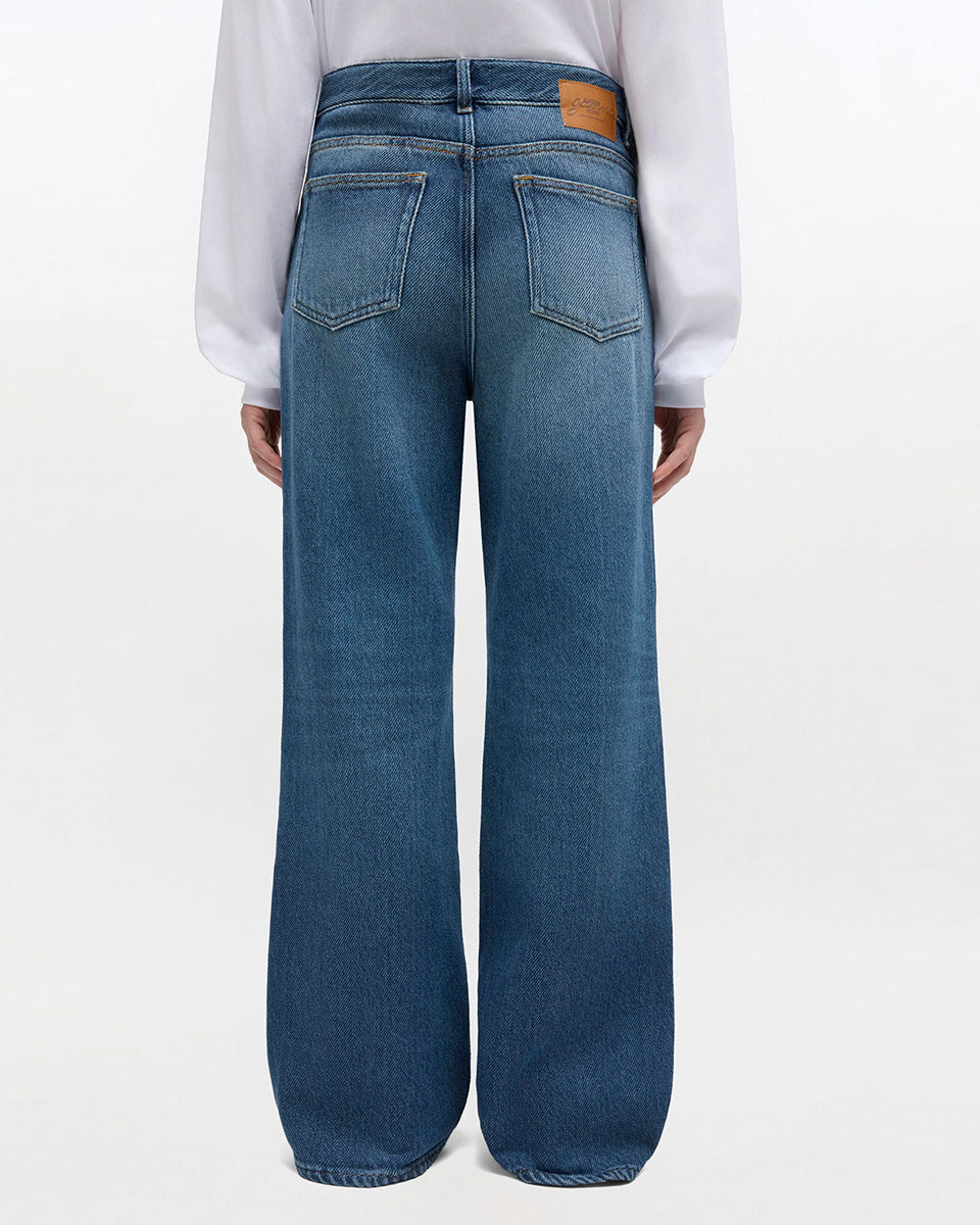Luźne, klasyczne jeansy z przetarciami Heavy Denim Izey Dark Blue marki GANNI z wysokim stanem i długimi, szerokimi nogawkami. Spodnie mają bardzo obszerny krój na całej długości, co nadaje sylwetce oversizowy charakter. Posiadają 5 kieszeni. Wykonane z bawełny organicznej.
-Klasyczny denim
-Luźny krój
-Wysoki stan
-Zamów w rozmiarze, który nosisz zazwyczaj