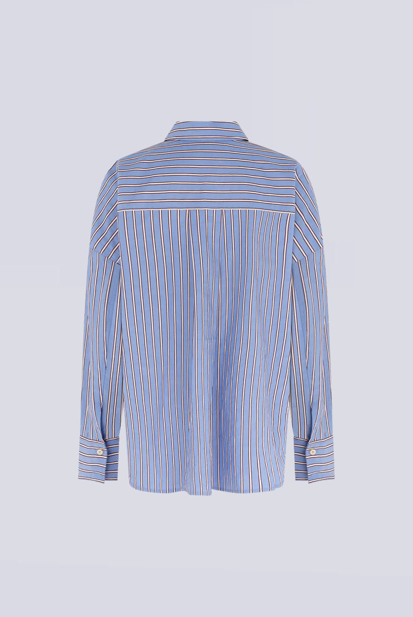 Ponadczasowa koszula w paski Hillary Stripes Love Stories z długim rękawem i klasycznym kołnierzykiem. Model ten jest zapinany na guziki z przodu i ma luźny, pudełkowy krój, co nadaje mu swobodny charakter. Wykonana w 100% z lekkiej bawełny, co zapewnia przewiewność i komfort noszenia przez cały dzień.