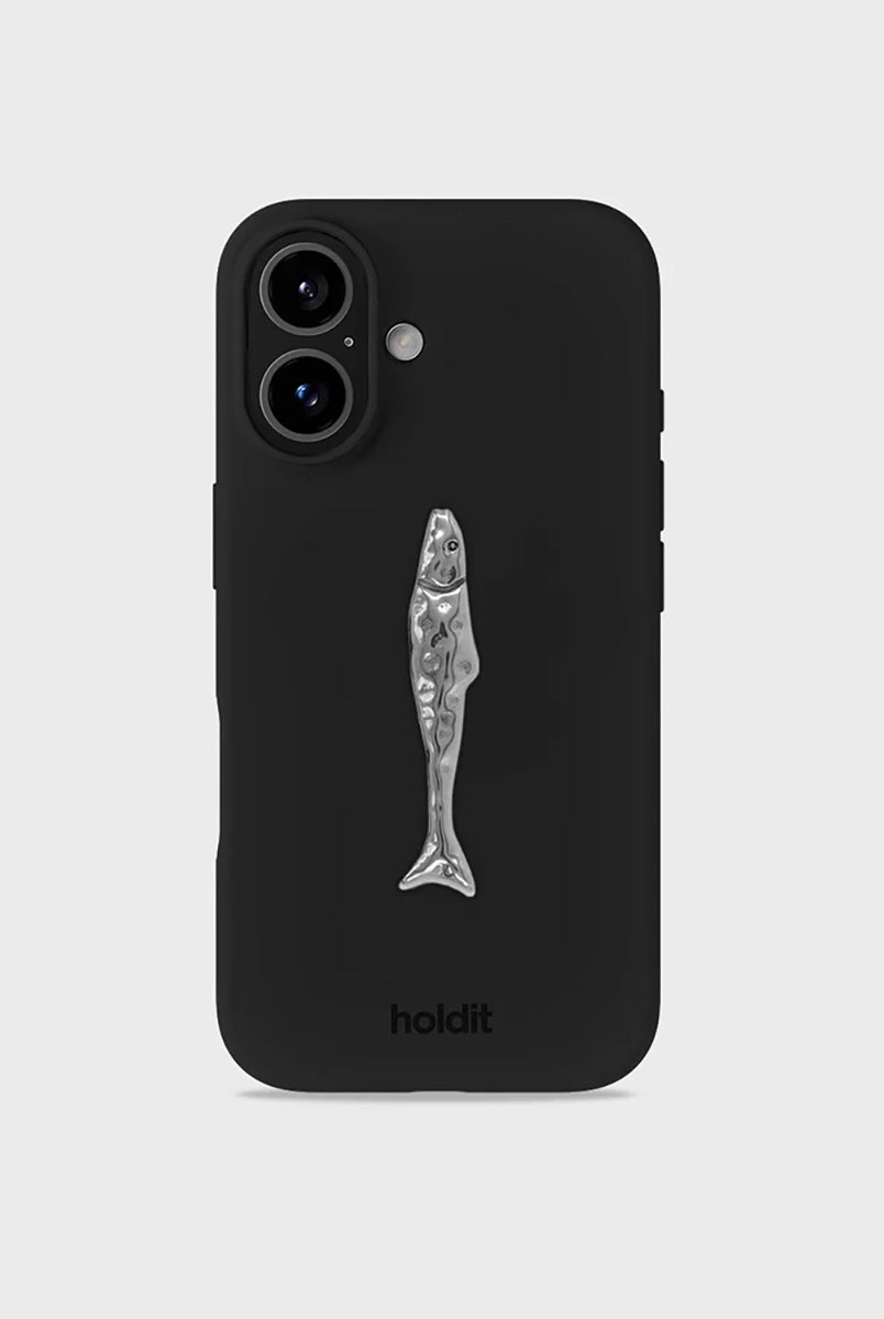 Metalowa, dekoracyjna naklejka na obudowę telefonu Holdit w kształcie ryby. Przyklej ją do swojego telefonu, laptopa lub notesu za pomocą klejącego tyłu. Dopasuj ją do silikonowego etui w wybranym kolorze. Wykonana ze stali nierdzewnej.