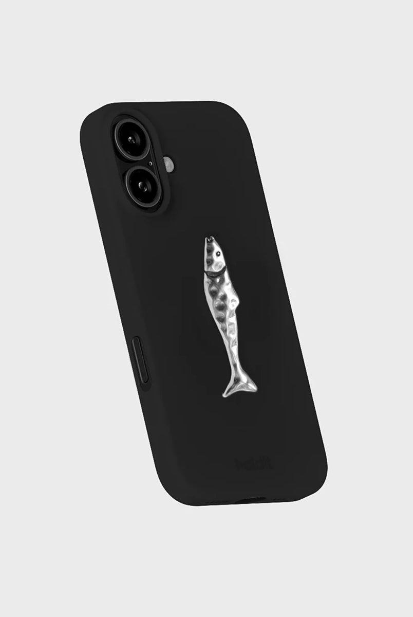 Metalowa, dekoracyjna naklejka na obudowę telefonu Holdit w kształcie ryby. Przyklej ją do swojego telefonu, laptopa lub notesu za pomocą klejącego tyłu. Dopasuj ją do silikonowego etui w wybranym kolorze. Wykonana ze stali nierdzewnej.