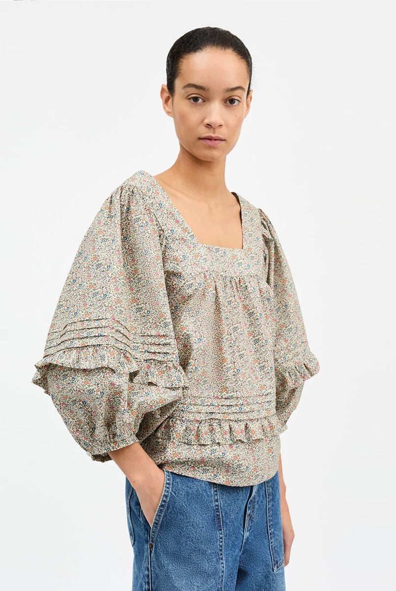 Luźna bluzka Hope Flower Field marki SKALL w kwiatowy print. Ma rękawy 3/4, kwadratowy dekolt oraz głębokie wycięcie na plecach. Ozdobiona jest dodatkowo plisami i falbankami. Wykonana w 100% z certyfikowanej bawełny organicznej.
-Kwiatowy print
-Bawełna organiczna
-Luźny krój. Wybierz swój standardowy rozmiar, jeśli wolisz oversizowy look lub mniejszy aby uzyskać look z nieco mniejszą objętością. 