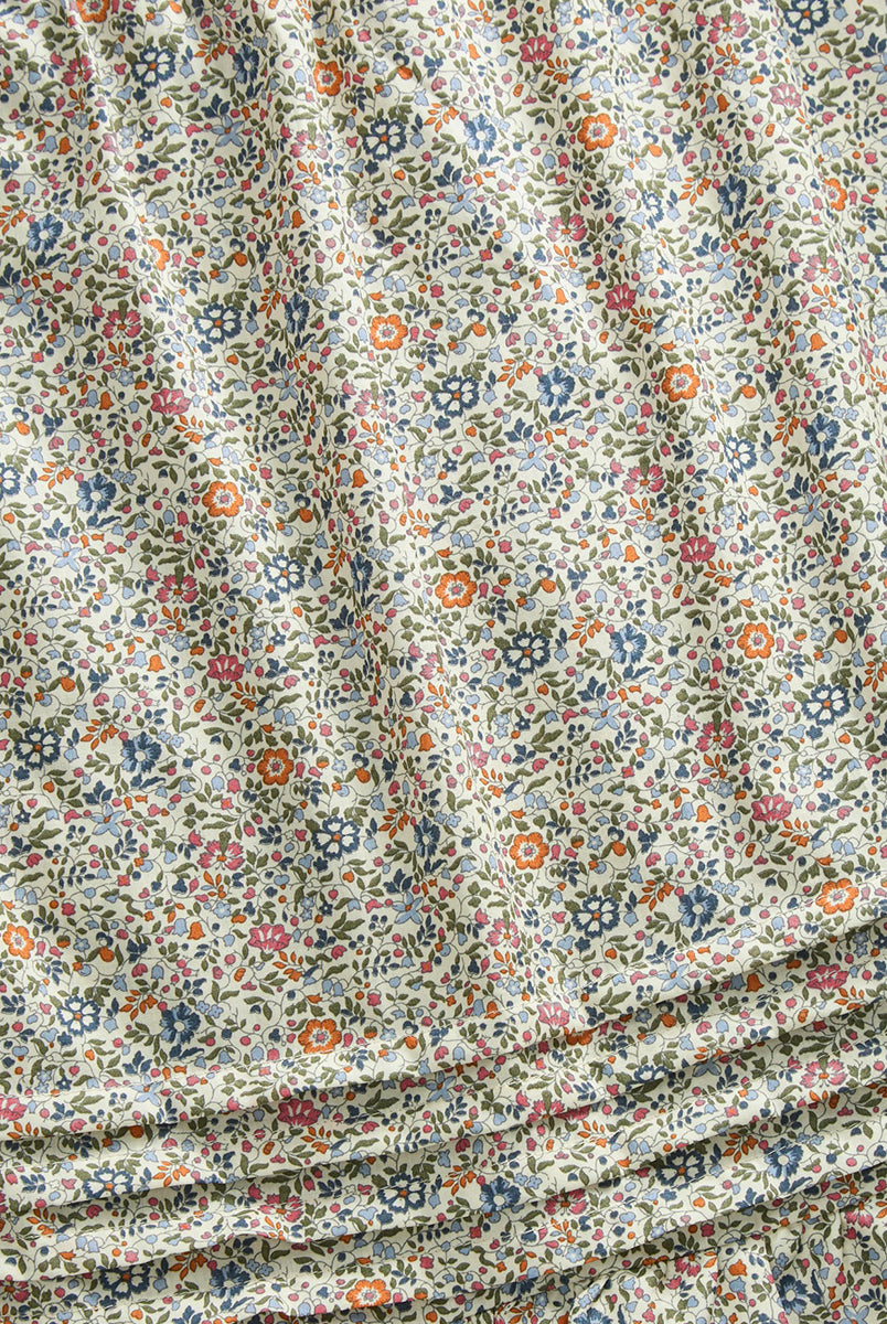 Luźna bluzka Hope Flower Field marki SKALL w kwiatowy print. Ma rękawy 3/4, kwadratowy dekolt oraz głębokie wycięcie na plecach. Ozdobiona jest dodatkowo plisami i falbankami. Wykonana w 100% z certyfikowanej bawełny organicznej.
-Kwiatowy print
-Bawełna organiczna
-Luźny krój. Wybierz swój standardowy rozmiar, jeśli wolisz oversizowy look lub mniejszy aby uzyskać look z nieco mniejszą objętością. 
