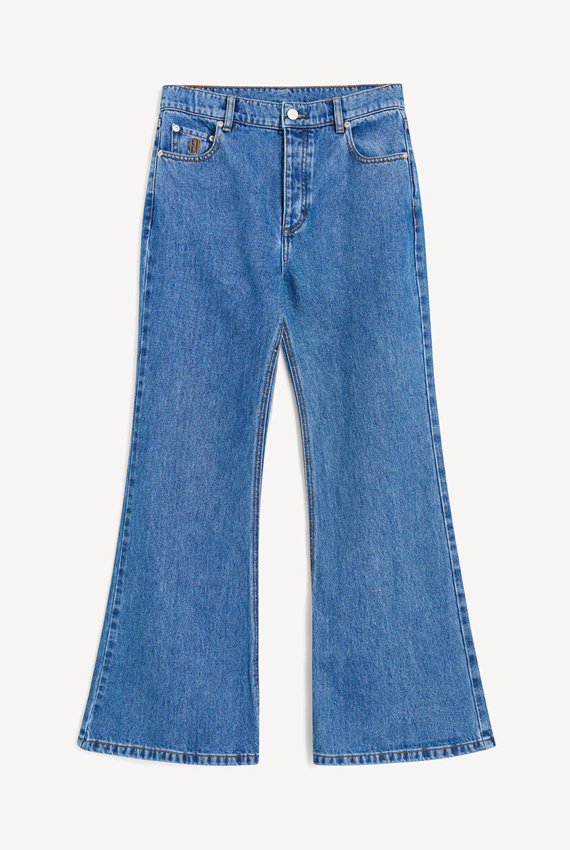 Ponadczasowe jeansy Houston Denim Blue By Malene Birger z wysokim stanem i długą rozszerzaną nogawką. Zapinane na zamek błyskawiczny i guzik. Posiadają pięć kieszeni. Na najmniejszej kieszonce z prawej strony posiadają niewielkie, haftowane logo marki. Wykonane z bawełny organicznej.
-Wysoki stan
-Długa, rozszerzana nogawka
-Bawełna organiczna