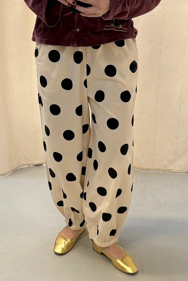 Luźne spodnie Iluna SISSEL EDELBO z żakardowej tkaniny z modnym wzorem polka dots. Posiadają szerokie, luźne nogawki zakończone wąskimi, elastycznymi ściągaczami. Spodnie mają elastyczną talię. Wykonane zostały z tkaniny pozyskanej z postprodukcji, co nadaje spodniom oryginalności i niepowtarzalności.
-Luźny fason
-Lekka tkanina w czarne grochy
-Ręcznie wykonane hafty
-Zamów spodnie w swoim normalnym rozmiarze
