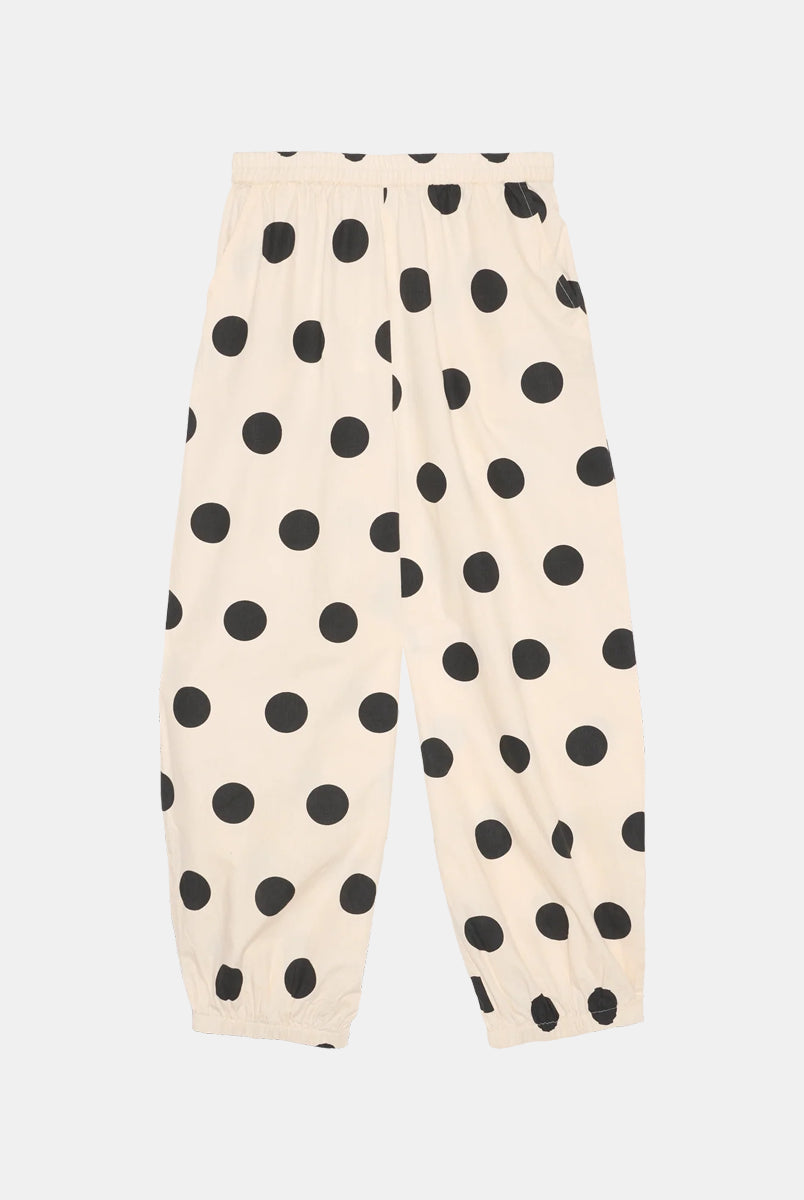 Luźne spodnie Iluna SISSEL EDELBO z żakardowej tkaniny z modnym wzorem polka dots. Posiadają szerokie, luźne nogawki zakończone wąskimi, elastycznymi ściągaczami. Spodnie mają elastyczną talię. Wykonane zostały z tkaniny pozyskanej z postprodukcji, co nadaje spodniom oryginalności i niepowtarzalności.
-Luźny fason
-Lekka tkanina w czarne grochy
-Ręcznie wykonane hafty
-Zamów spodnie w swoim normalnym rozmiarze