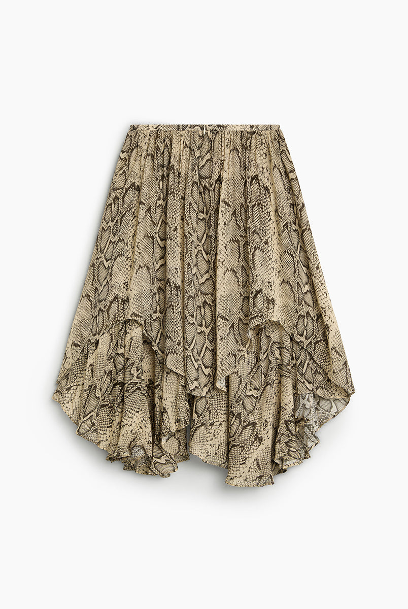 Efektowna, midi spódnica Isley TNS Snake Print wyróżnia się wężowym printem, który łączy w sobie odcienie beżu, brązu, szarości i czerni. Posiada luźny, zwiewny krój z efektownymi kaskadowymi falbanami i asymetrycznym dołem, co nadaje jej dynamicznej objętości oraz lekkości w ruchu. Model ten ma wygodny, elastyczny pas, który subtelnie marszczy materiał u góry. Dzięki warstwowej budowie spódnica pięknie faluje się i stanowi wyrazisty element każdej stylizacji.
-Długość midi
-Asymetryczny krój
-Falbany