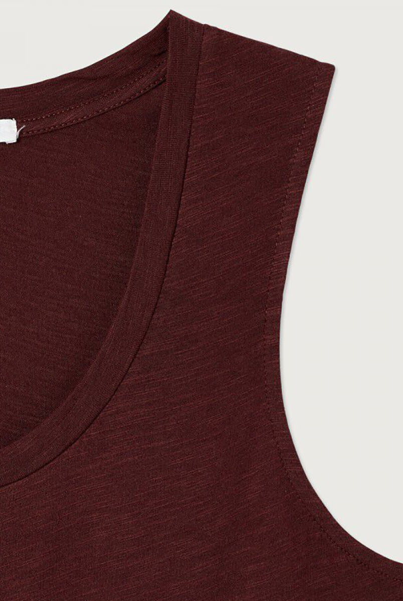 Luźny tank top JAC47 American Vintage Pourpre Vintage na szerokich ramiączkach z okrągłym dekoltem. Wykonany z cienkiej i miękkiej tkaniny z bawełną i wiskozą.
-Prosty krój
-Luźny fason
-Zamów top w swoim normalnym rozmiarze