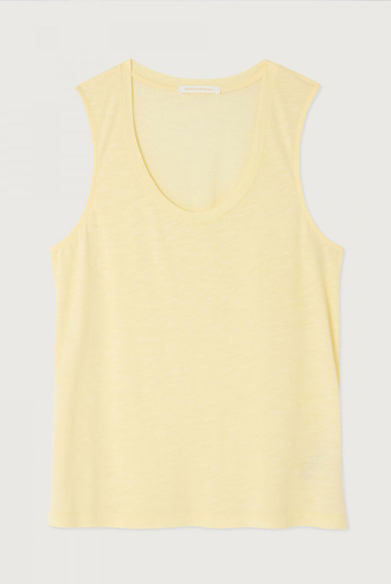 Luźny tank top JAC47 American Vintage Vanille Vinta na szerokich ramiączkach z okrągłym dekoltem. Wykonany z cienkiej i miękkiej tkaniny z bawełną i wiskozą.
-Prosty krój
-Luźny fason
-Zamów top w swoim normalnym rozmiarze