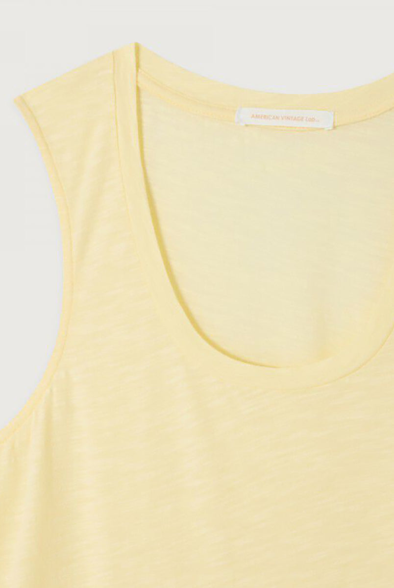 Luźny tank top JAC47 American Vintage Vanille Vinta na szerokich ramiączkach z okrągłym dekoltem. Wykonany z cienkiej i miękkiej tkaniny z bawełną i wiskozą.
-Prosty krój
-Luźny fason
-Zamów top w swoim normalnym rozmiarze