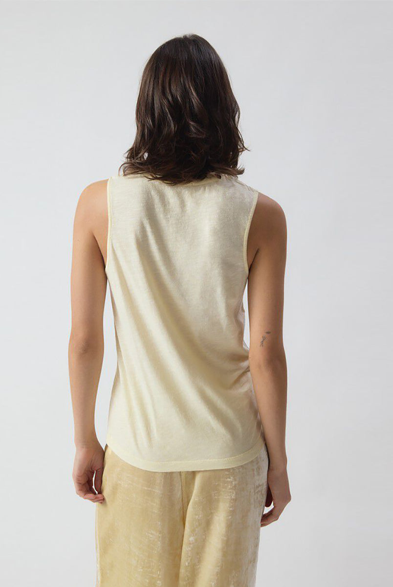 Luźny tank top JAC47 American Vintage Vanille Vinta na szerokich ramiączkach z okrągłym dekoltem. Wykonany z cienkiej i miękkiej tkaniny z bawełną i wiskozą.
-Prosty krój
-Luźny fason
-Zamów top w swoim normalnym rozmiarze