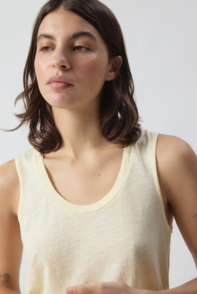 Luźny tank top JAC47 American Vintage Vanille Vinta na szerokich ramiączkach z okrągłym dekoltem. Wykonany z cienkiej i miękkiej tkaniny z bawełną i wiskozą.
-Prosty krój
-Luźny fason
-Zamów top w swoim normalnym rozmiarze