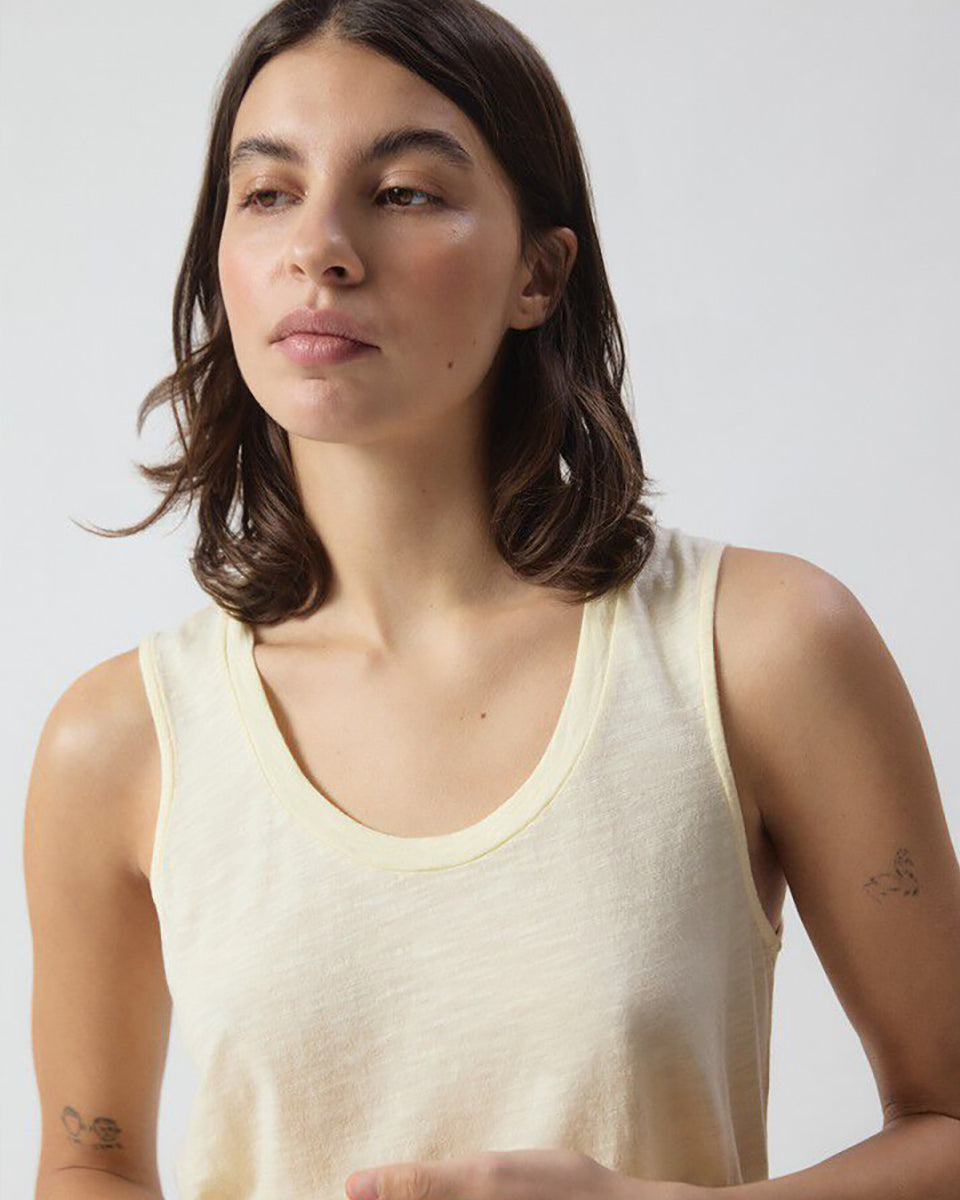 Luźny tank top JAC47 American Vintage Vanille Vinta na szerokich ramiączkach z okrągłym dekoltem. Wykonany z cienkiej i miękkiej tkaniny z bawełną i wiskozą.
-Prosty krój
-Luźny fason
-Zamów top w swoim normalnym rozmiarze