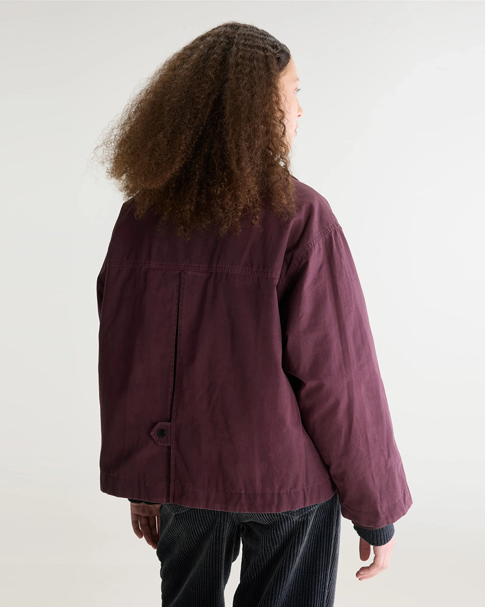 Luźna, sprana kurtka Jazlin Burgundy marki Bellerose w burgundowym kolorze z długimi rękawami i kołnierzem typu baby cord, który można nosić jako komin lub podwinąć jako kołnierzyk koszulowy. Z przodu znajduje się klapa kryjąca ukośne kieszenie, a z tyłu zapięcie na zatrzaski. Zapinana na zamek błyskawiczny i zatrzaski. Posiada pikowaną podszewkę.
-Luźny krój
-Kołnierz typu baby cord
-OVERSIZE. Jeśli chcesz uzyskać efekt zaprezentowany na modelce zamów kurtkę w swoim rozmiarze. Jeśli chcesz żeby by