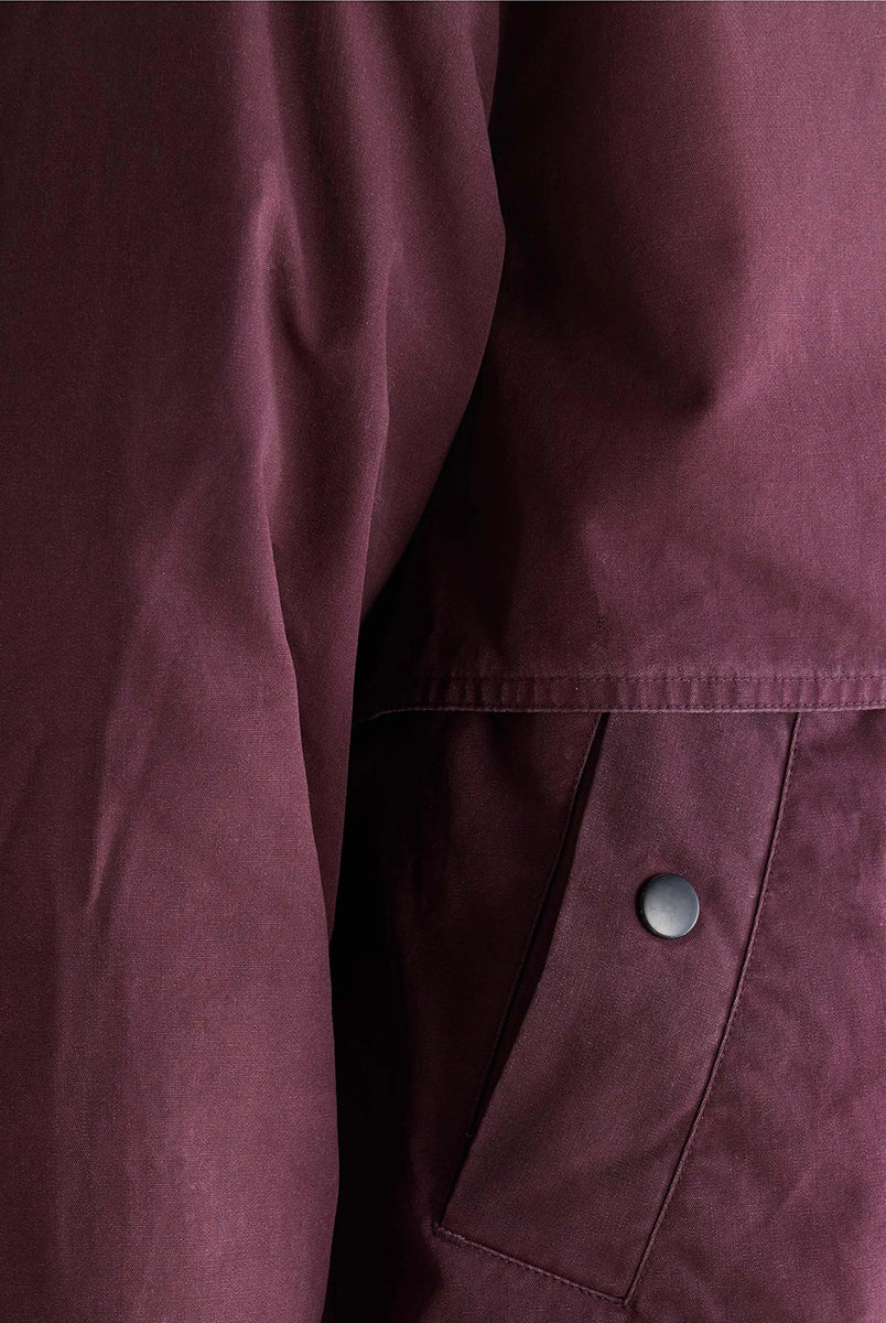 Luźna, sprana kurtka Jazlin Burgundy marki Bellerose w burgundowym kolorze z długimi rękawami i kołnierzem typu baby cord, który można nosić jako komin lub podwinąć jako kołnierzyk koszulowy. Z przodu znajduje się klapa kryjąca ukośne kieszenie, a z tyłu zapięcie na zatrzaski. Zapinana na zamek błyskawiczny i zatrzaski. Posiada pikowaną podszewkę.
-Luźny krój
-Kołnierz typu baby cord
-OVERSIZE. Jeśli chcesz uzyskać efekt zaprezentowany na modelce zamów kurtkę w swoim rozmiarze. Jeśli chcesz żeby by