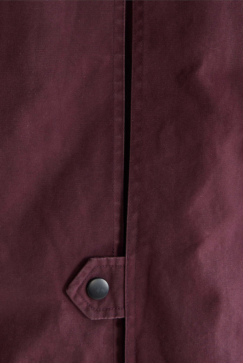 Luźna, sprana kurtka Jazlin Burgundy marki Bellerose w burgundowym kolorze z długimi rękawami i kołnierzem typu baby cord, który można nosić jako komin lub podwinąć jako kołnierzyk koszulowy. Z przodu znajduje się klapa kryjąca ukośne kieszenie, a z tyłu zapięcie na zatrzaski. Zapinana na zamek błyskawiczny i zatrzaski. Posiada pikowaną podszewkę.
-Luźny krój
-Kołnierz typu baby cord
-OVERSIZE. Jeśli chcesz uzyskać efekt zaprezentowany na modelce zamów kurtkę w swoim rozmiarze. Jeśli chcesz żeby by