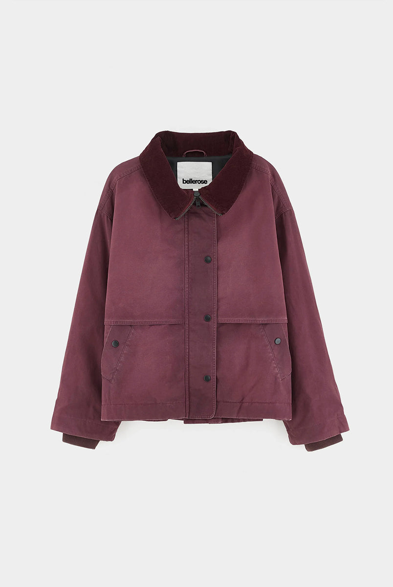 Luźna, sprana kurtka Jazlin Burgundy marki Bellerose w burgundowym kolorze z długimi rękawami i kołnierzem typu baby cord, który można nosić jako komin lub podwinąć jako kołnierzyk koszulowy. Z przodu znajduje się klapa kryjąca ukośne kieszenie, a z tyłu zapięcie na zatrzaski. Zapinana na zamek błyskawiczny i zatrzaski. Posiada pikowaną podszewkę.
-Luźny krój
-Kołnierz typu baby cord
-OVERSIZE. Jeśli chcesz uzyskać efekt zaprezentowany na modelce zamów kurtkę w swoim rozmiarze. Jeśli chcesz żeby by