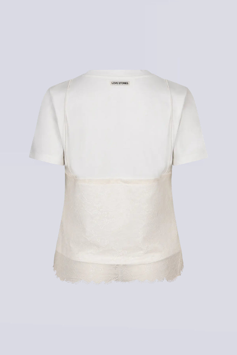 Biały, pudełkowy, krótki t-shirt Jenn White z wszytą koronkową częścią, która tworzy warstwowy efekt. Z tyłu pod kołnierzykiem posiada naszywkę z logo marki. Wykonany z miękkiej, bawełnianej tkaniny. 