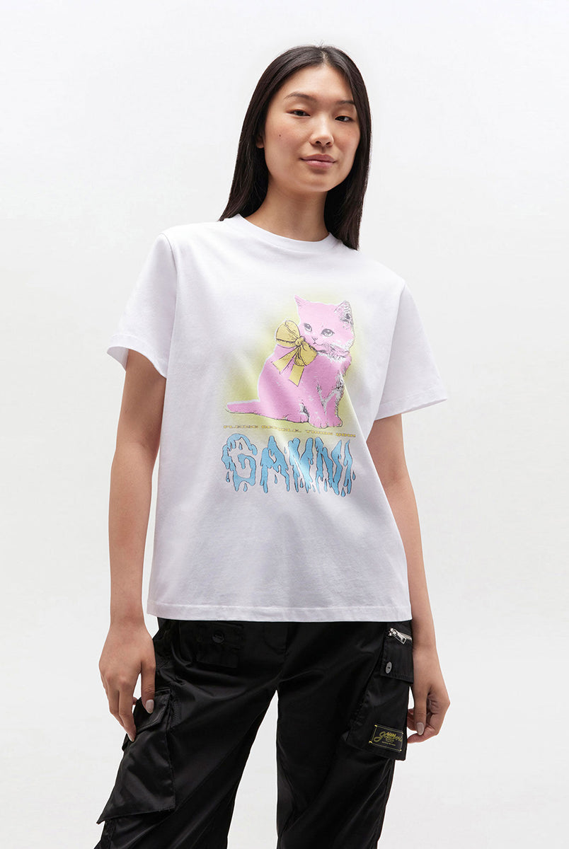 Luźny, bawełniany, biały t-shirt 4339 BASIC COTTON JERSEY NEON KITTY GANNI z okrągłym dekoltem i krótkim, szerokim rękawem. Z przodu posiada grafikę z uroczym kotem oraz logo GANNI. Wykonany z miękkiej bawełny organicznej. Idealny z jeansami lub spódnicą.