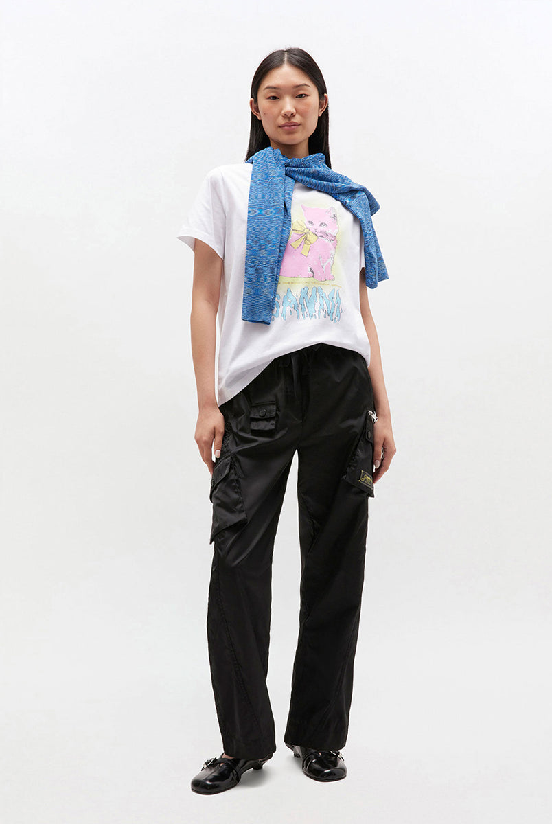 Luźny, bawełniany, biały t-shirt 4339 BASIC COTTON JERSEY NEON KITTY GANNI z okrągłym dekoltem i krótkim, szerokim rękawem. Z przodu posiada grafikę z uroczym kotem oraz logo GANNI. Wykonany z miękkiej bawełny organicznej. Idealny z jeansami lub spódnicą.