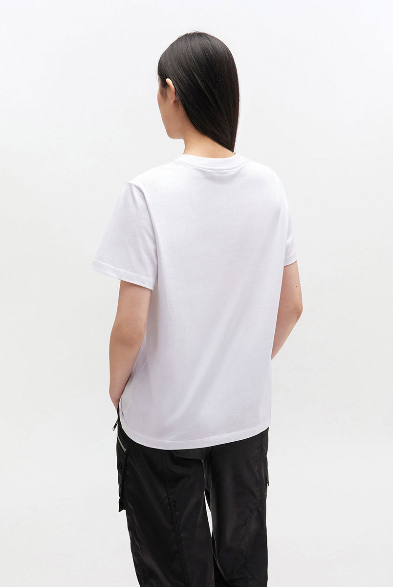 Luźny, bawełniany, biały t-shirt 4339 BASIC COTTON JERSEY NEON KITTY GANNI z okrągłym dekoltem i krótkim, szerokim rękawem. Z przodu posiada grafikę z uroczym kotem oraz logo GANNI. Wykonany z miękkiej bawełny organicznej. Idealny z jeansami lub spódnicą.