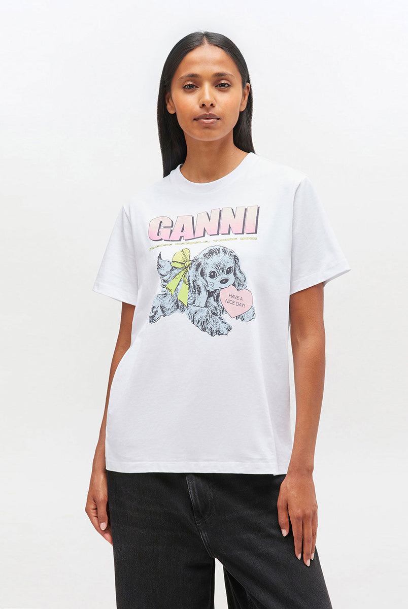Luźny, bawełniany, biały t-shirt 4334 BASIC COTTON JERSEY NEON PUPPY GANNI z okrągłym dekoltem i krótkim, szerokim rękawem. Z przodu posiada grafikę z uroczym pieskiem oraz logo GANNI. Wykonany z miękkiej bawełny organicznej. Idealny z jeansami lub spódnicą.