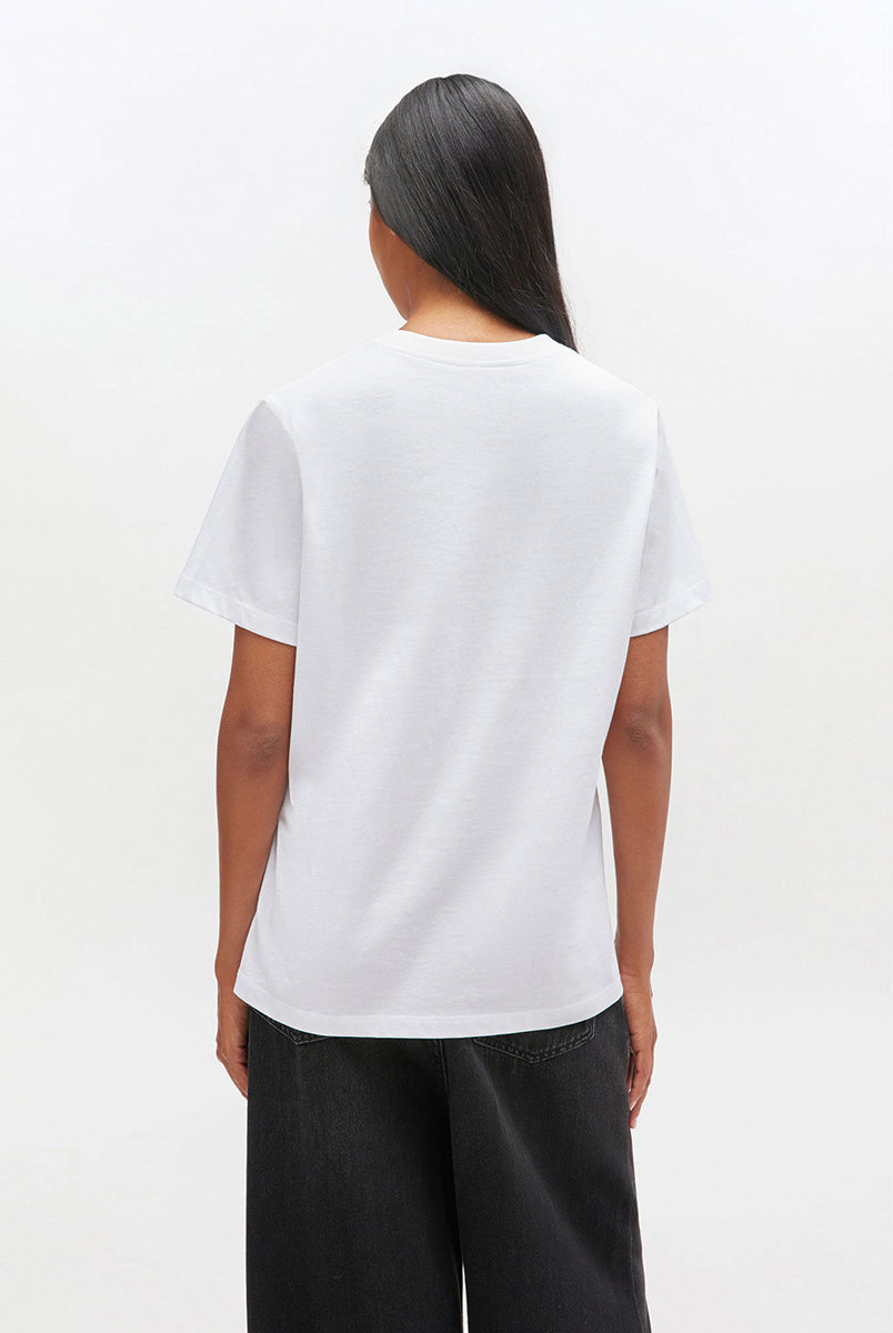 Luźny, bawełniany, biały t-shirt 4334 BASIC COTTON JERSEY NEON PUPPY GANNI z okrągłym dekoltem i krótkim, szerokim rękawem. Z przodu posiada grafikę z uroczym pieskiem oraz logo GANNI. Wykonany z miękkiej bawełny organicznej. Idealny z jeansami lub spódnicą.