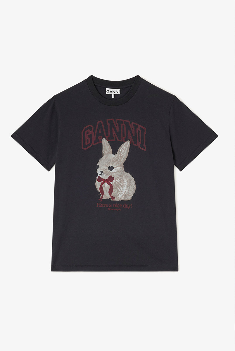 Luźny, bawełniany, ciemnoszary t-shirt BASIC COTTON JERSEY Grey Bunny GANNI z okrągłym dekoltem i krótkim, szerokim rękawem. Z przodu posiada grafikę z uroczym króliczkiem oraz logo GANNI. Wykonany z miękkiej bawełny organicznej. Idealny z jeansami lub spódnicą.
-Luźny fason
-Miękka bawełna organiczna
-Zamów t-shirt w swoim standardowym rozmiarze. Jeśli chcesz, żeby był bardziej oversizowy - zamów go w większym rozmiarze.