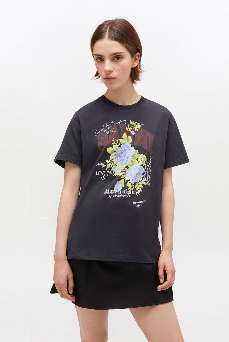 Luźny, bawełniany, ciemnoszary t-shirt 4342 BASIC COTTON JERSEY ROSE GANNI z okrągłym dekoltem i krótkim, szerokim rękawem. Z przodu posiada grafikę z różami, napis 'Have a nice day' oraz logo GANNI. Wykonany z miękkiej bawełny organicznej. Idealny z jeansami lub spódnicą.