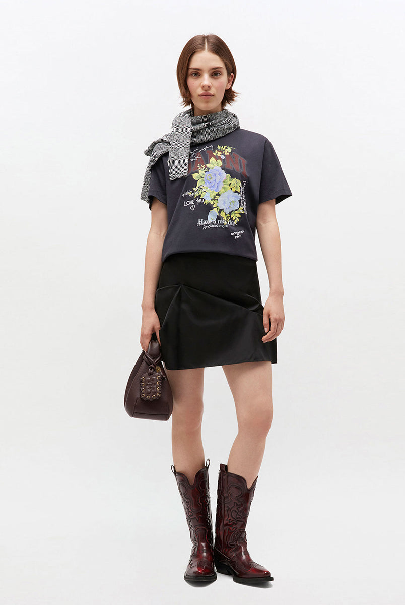 Luźny, bawełniany, ciemnoszary t-shirt 4342 BASIC COTTON JERSEY ROSE GANNI z okrągłym dekoltem i krótkim, szerokim rękawem. Z przodu posiada grafikę z różami, napis 'Have a nice day' oraz logo GANNI. Wykonany z miękkiej bawełny organicznej. Idealny z jeansami lub spódnicą.