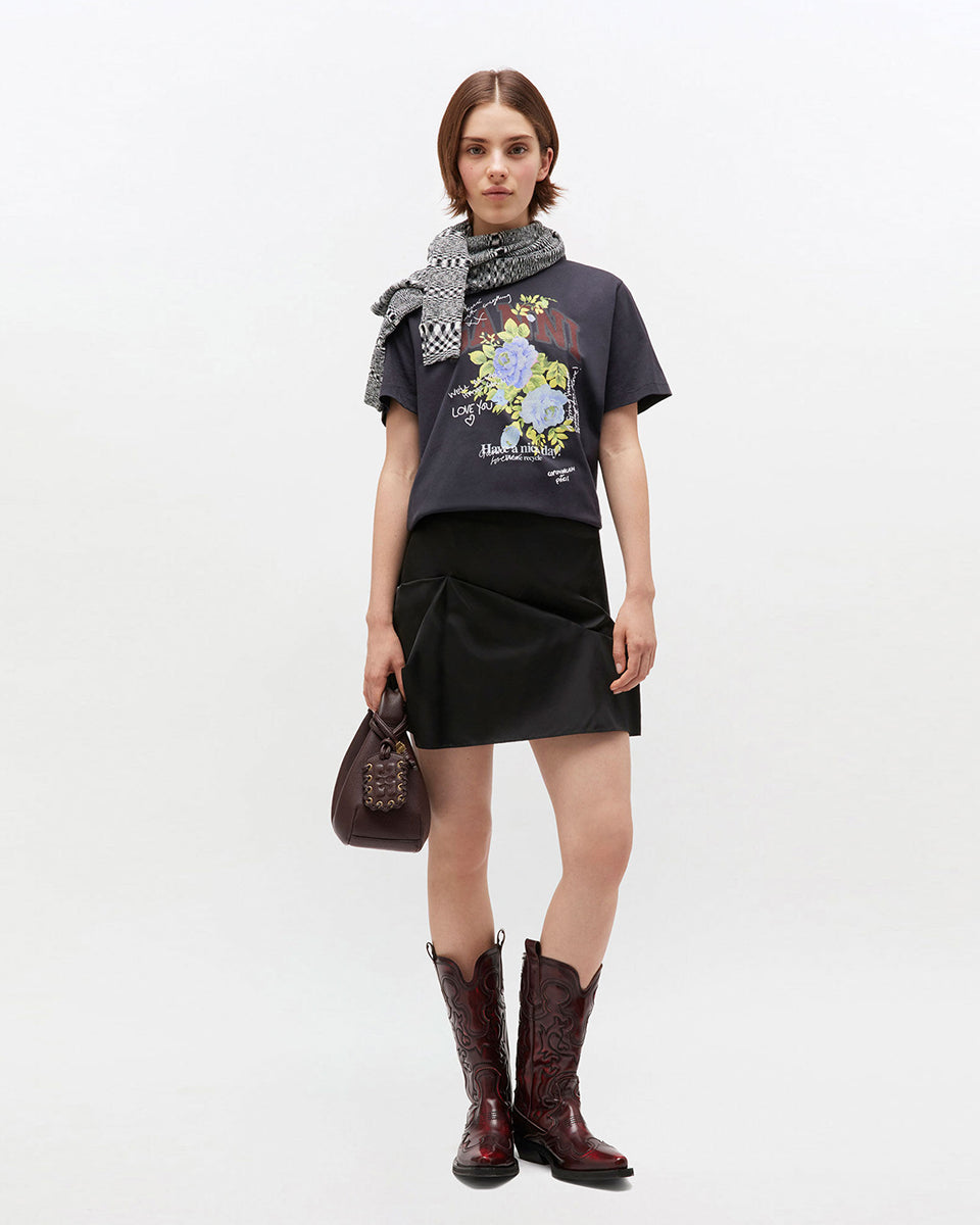 Luźny, bawełniany, ciemnoszary t-shirt 4342 BASIC COTTON JERSEY ROSE GANNI z okrągłym dekoltem i krótkim, szerokim rękawem. Z przodu posiada grafikę z różami, napis 'Have a nice day' oraz logo GANNI. Wykonany z miękkiej bawełny organicznej. Idealny z jeansami lub spódnicą.