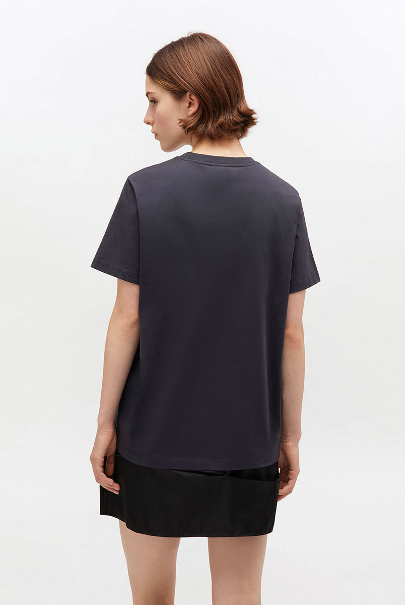 Luźny, bawełniany, ciemnoszary t-shirt 4342 BASIC COTTON JERSEY ROSE GANNI z okrągłym dekoltem i krótkim, szerokim rękawem. Z przodu posiada grafikę z różami, napis 'Have a nice day' oraz logo GANNI. Wykonany z miękkiej bawełny organicznej. Idealny z jeansami lub spódnicą.
