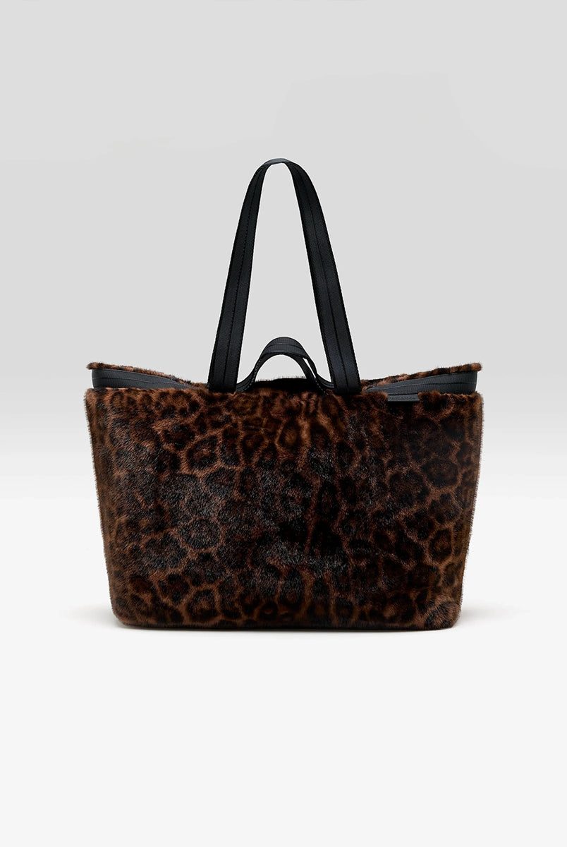 Duża torba typu tote Jommie Leopard marki Bellerose ze sztucznego futra w panterkę. Wyposażona w długie uchwyty z taśmy oraz krótsze- do noszenia w dłoni. Wnętrze wykonane jest z bawełnianego diagonalu z kieszenią na suwak i zapięciem na zatrzask. 