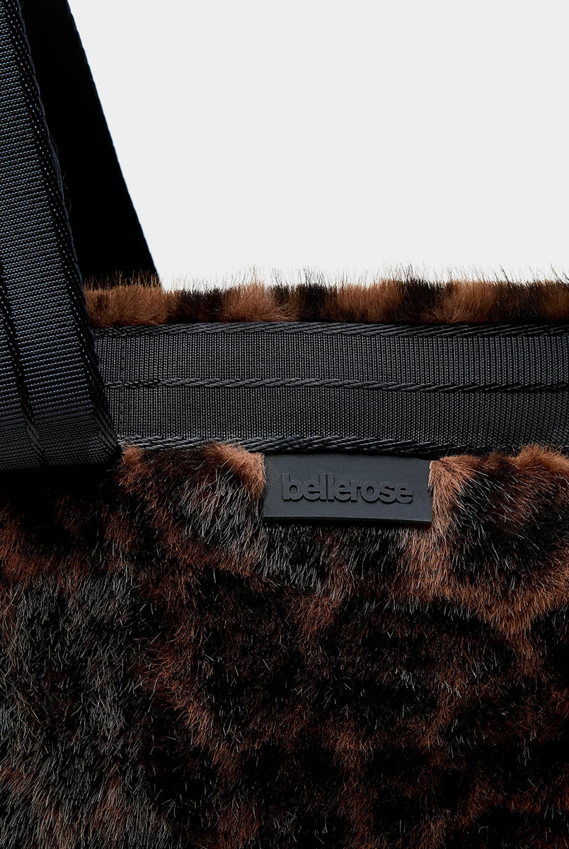 Duża torba typu tote Jommie Leopard marki Bellerose ze sztucznego futra w panterkę. Wyposażona w długie uchwyty z taśmy oraz krótsze- do noszenia w dłoni. Wnętrze wykonane jest z bawełnianego diagonalu z kieszenią na suwak i zapięciem na zatrzask. 